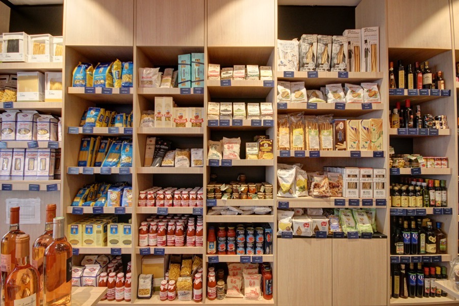 Epicerie-traiteur-italien-Nantes-interieur-La-Tour-de-Pise