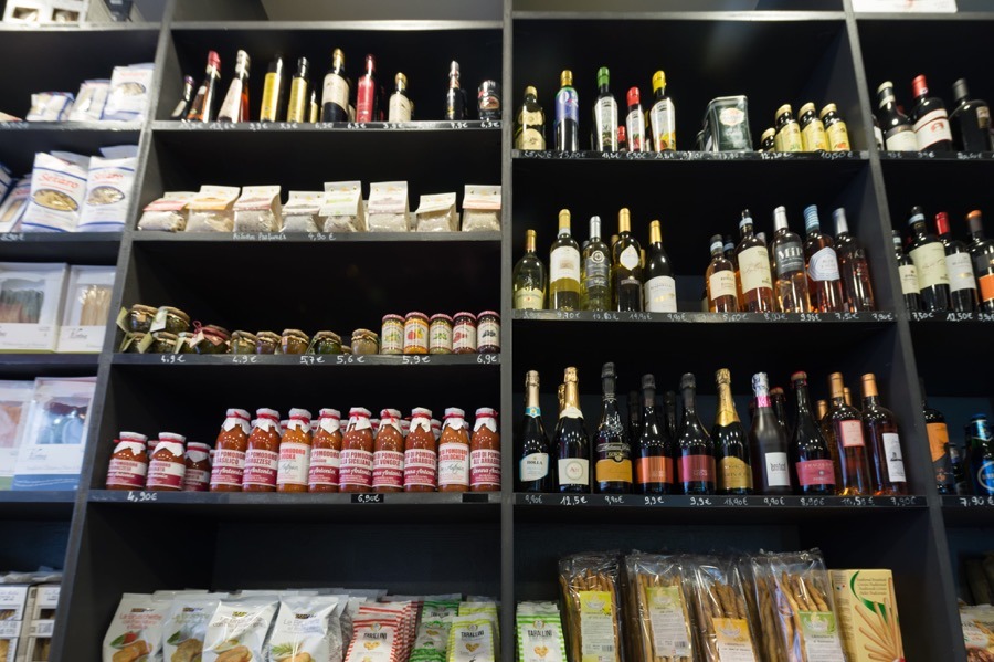 Epicerie-traiteur-italien-Paris-interieur-La-Tour-de-Pise