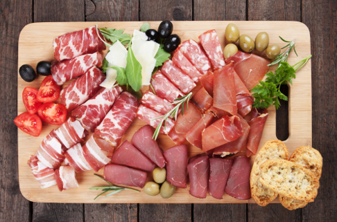 Photo du dessus d'un assiette de charcuterie italienne