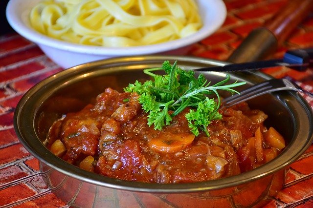 Photo d'un osso bucco et de pâtes fraîches