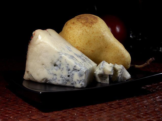 Photo d'un bout de gorgonzola avec une poire