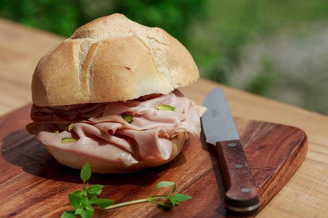 Photo d'un sandwich à la mortadelle italienne