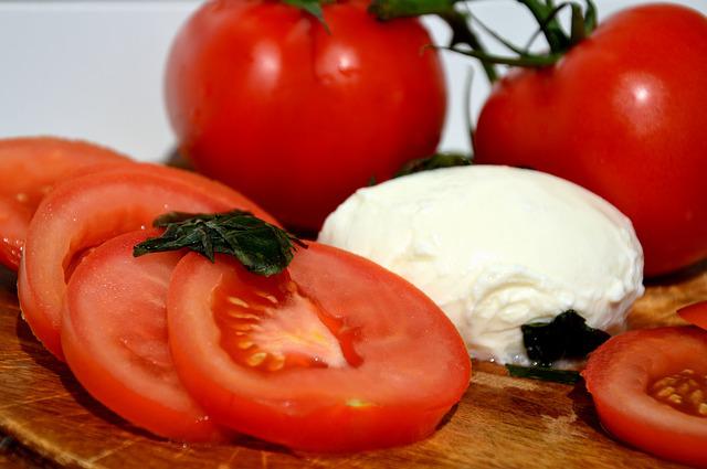 Photo d'une mozzarella di bufala avec des tomates