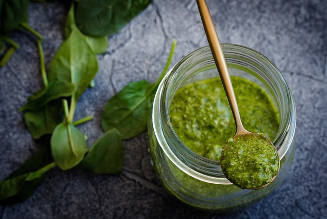 Photo d'un pesto italien au basilic