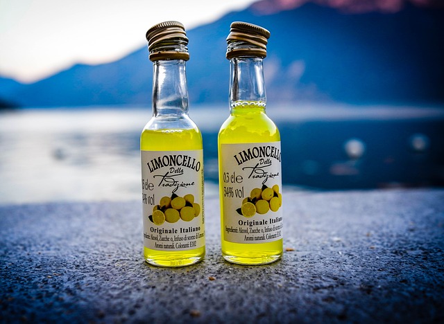 Photo de deux bouteilles de limoncello italien