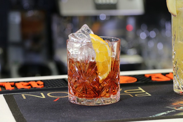 Photo d'un verre du cocktail italien Negroni