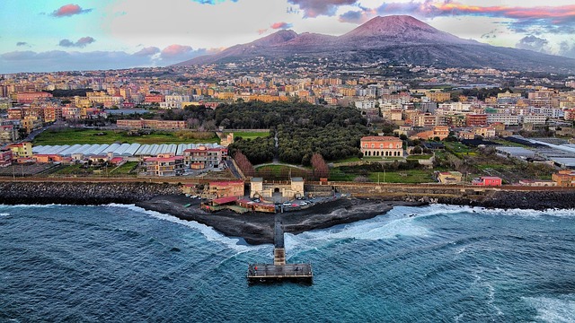 Photo panoramique de Naples avec le Vésuve