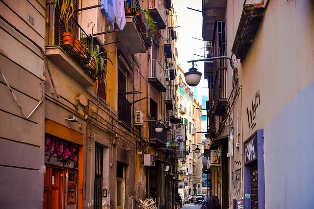 Photo d'une ruelle typique de Naples