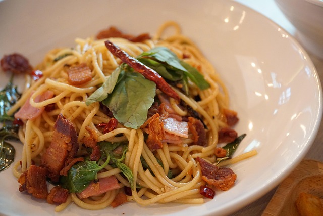 Photo d'un plat de spaghetti avec une sauce amatriciana