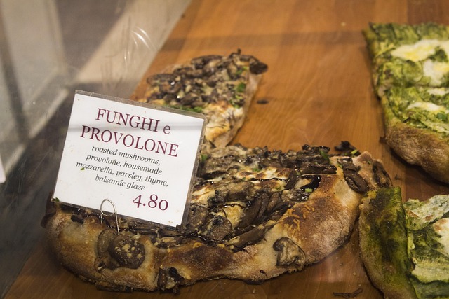 Photo d'une foccacia au provolone et aux champignons