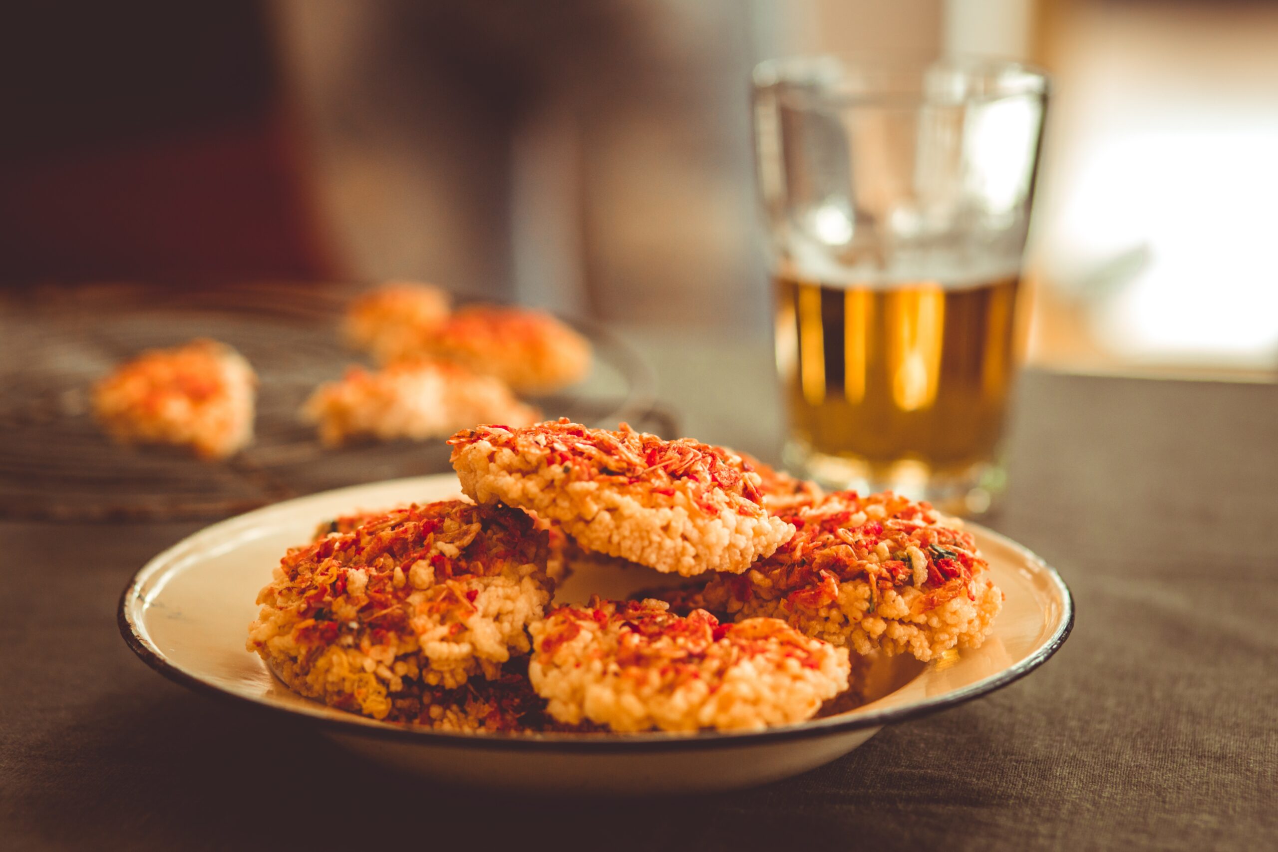 Photo d'un verre de sambuca avec des biscuits
