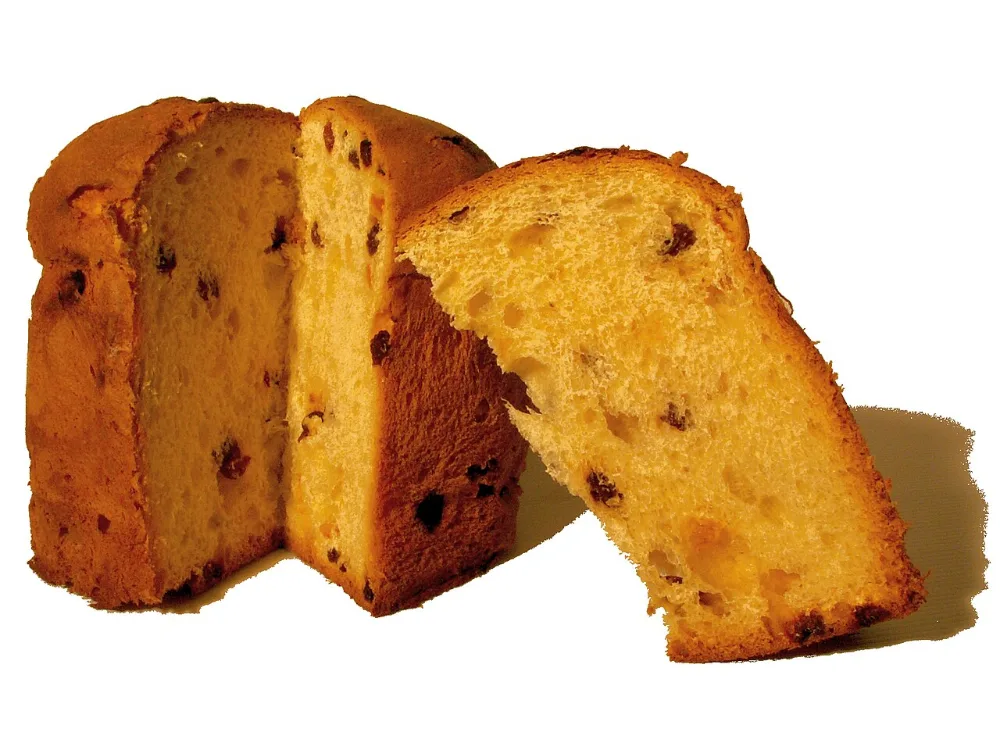 Panettone coupé en trois parts, avec une mie aérée et des morceaux de fruits confits visibles