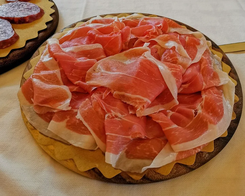 Tranches de prosciutto di Parma disposées en rosace sur un tagliere en bois